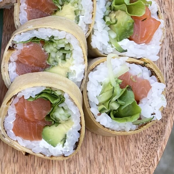 Futomak w tamago z surowym łososiem