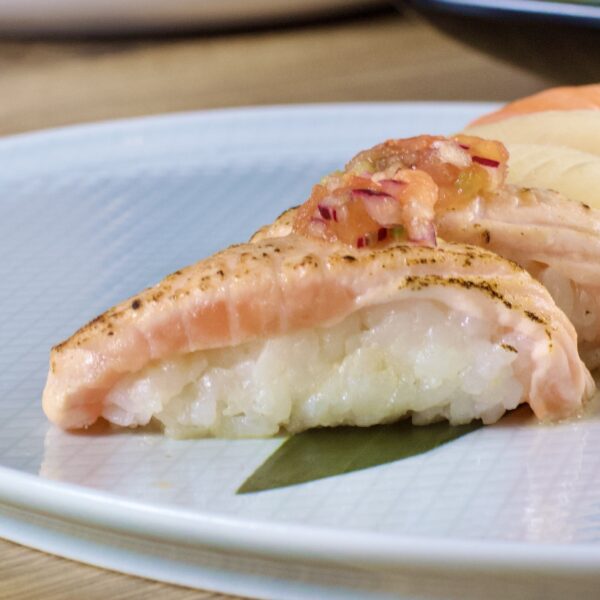 Nigiri z łososiem opalanym i salsą Nikkei