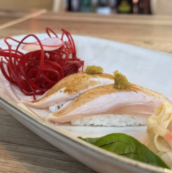 Nigiri z koryfeną opalaną i pastą yuzu koshu