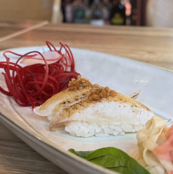 Nigiri z doradą opalaną i salsą z kolendry i szalotki
