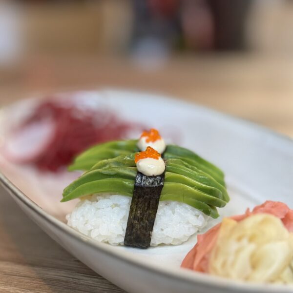 Nigiri z awokado i wegańskim kawiorem